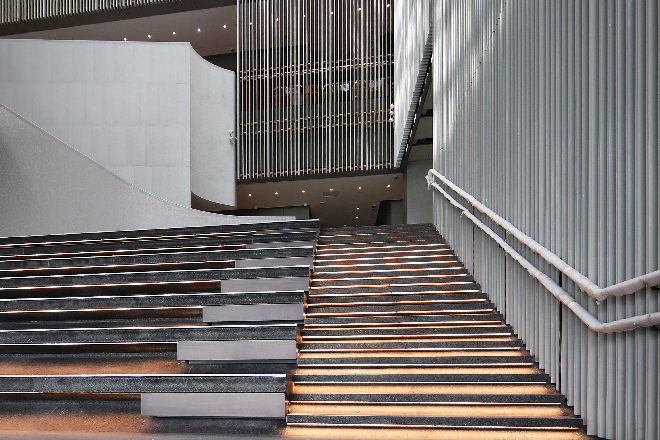南中庭階梯
